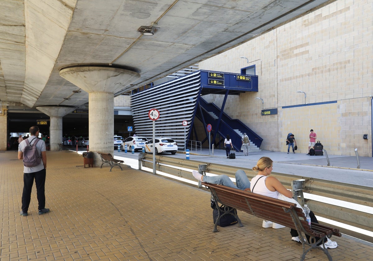 Imagen del exterior del aeropuerto de Sevilla