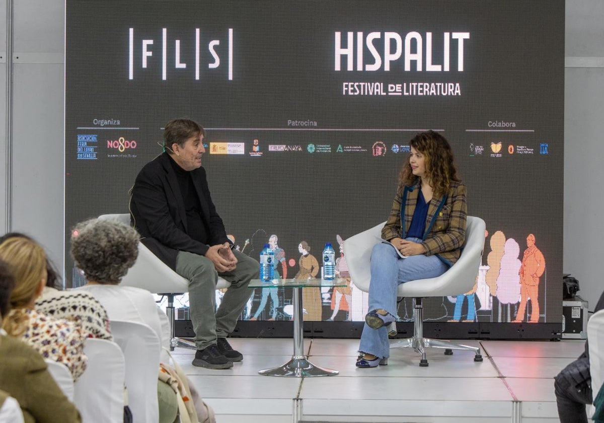 Luis García Montero y Lola Pons, durante el diálogo que han mantenido en la Feria del Libro de Sevilla