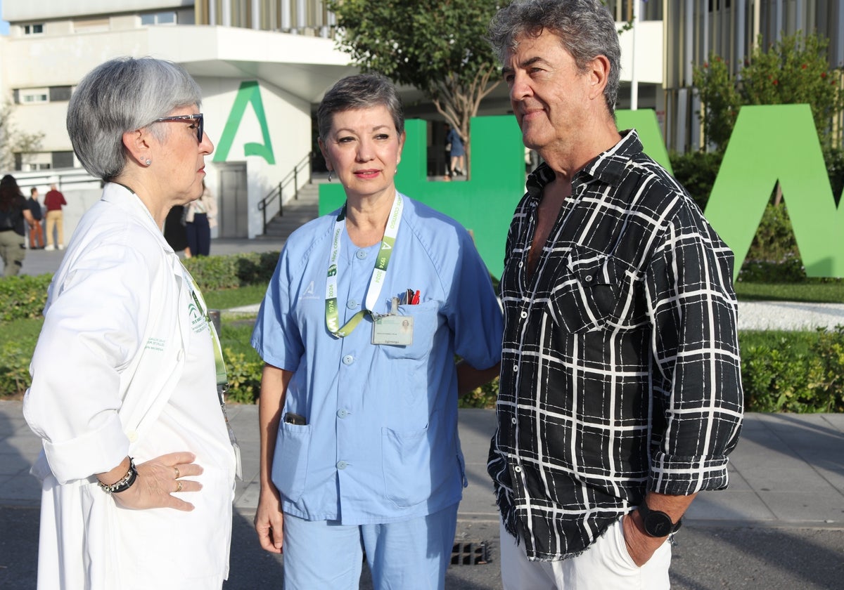 Pepa Toribio, Pilar Nieto y Rafael Arranz, en la puerta del Virgen Macarena