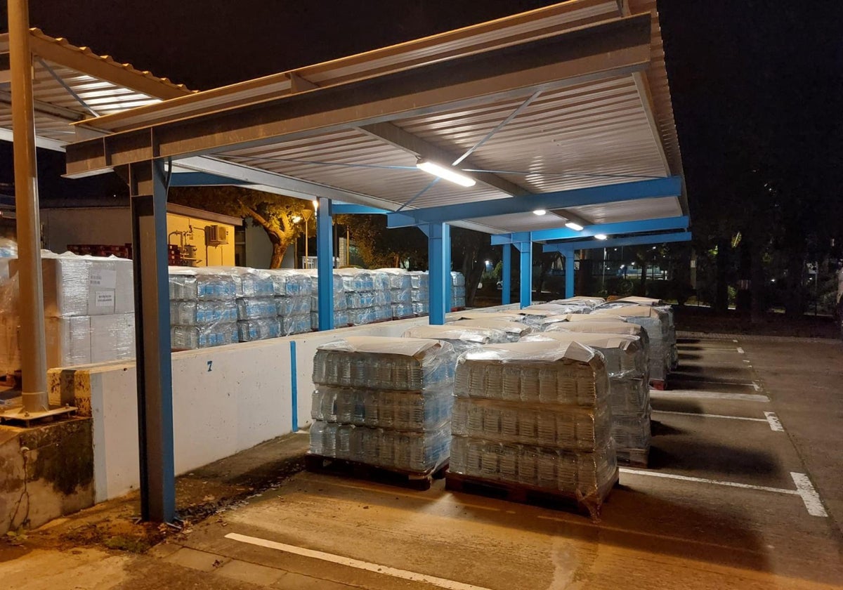 Imágenes de garrafas de agua enviadas a Valencia