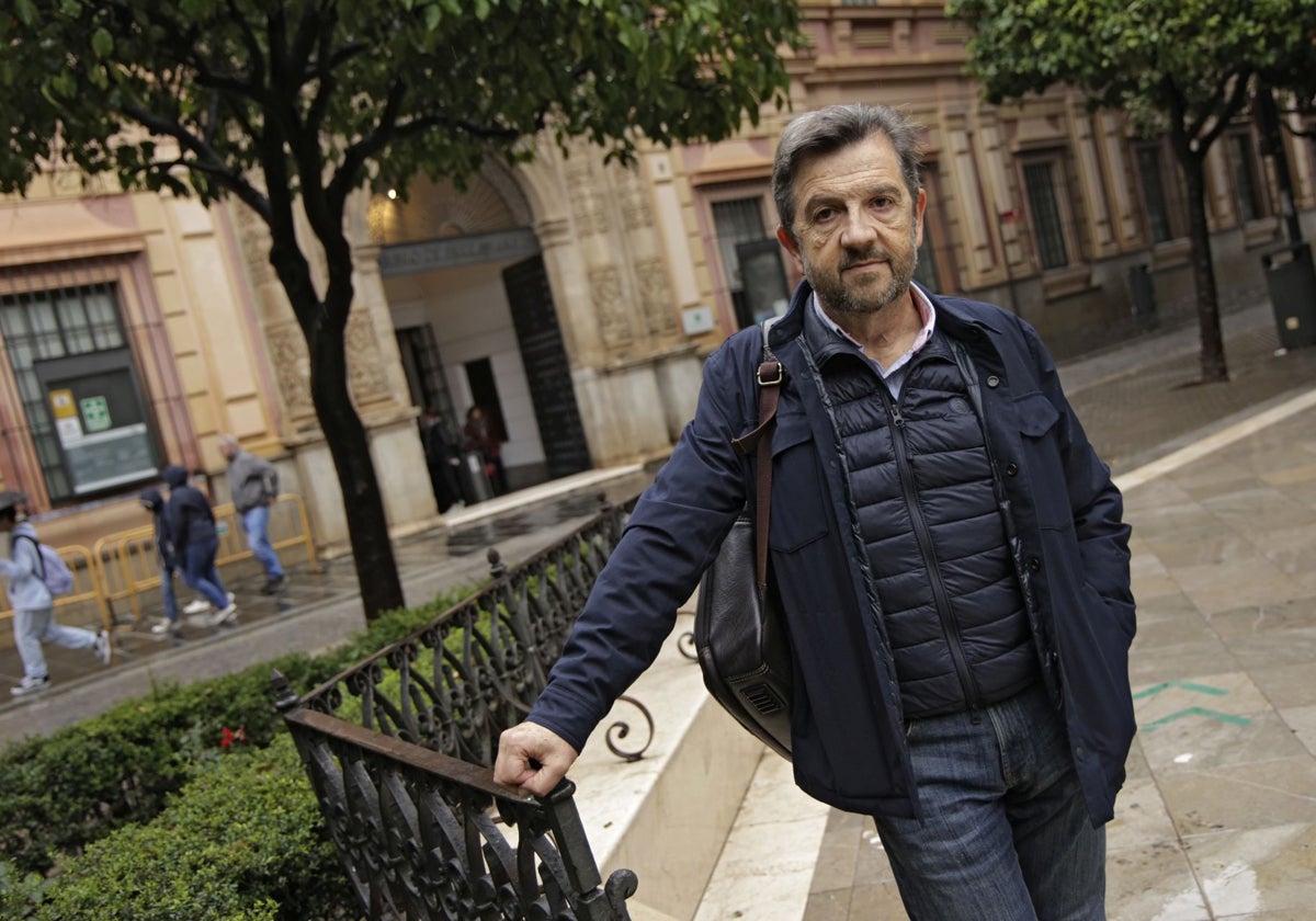 Joaquín Rodríguez Mateos en la plaza del Museo, su lugar favorito de Sevilla