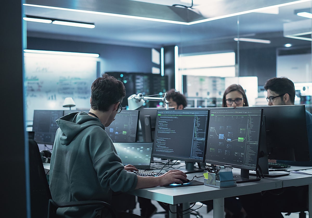 Varios trabajadores en una oficina de una firma tecnológica