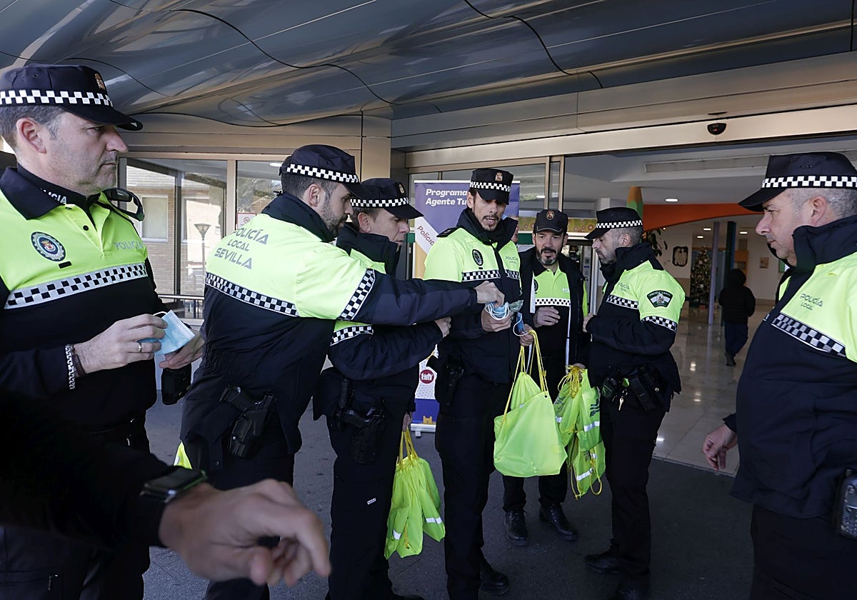 Imagen de archivo de agentes de la Policía Local de Sevilla, en el Hospital Virgen del Rocío