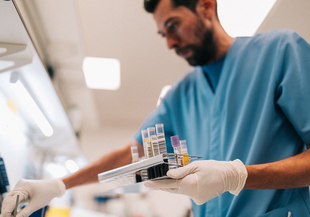 Trabajador en el laboratorio de Biomedal