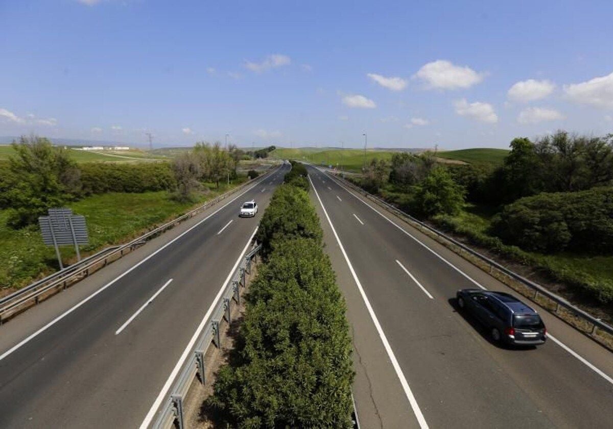 Los coches circulando la autovía A-4