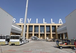 El aeropuerto de Sevilla restablece el tráfico tras mover el avión parado en medio de una pista