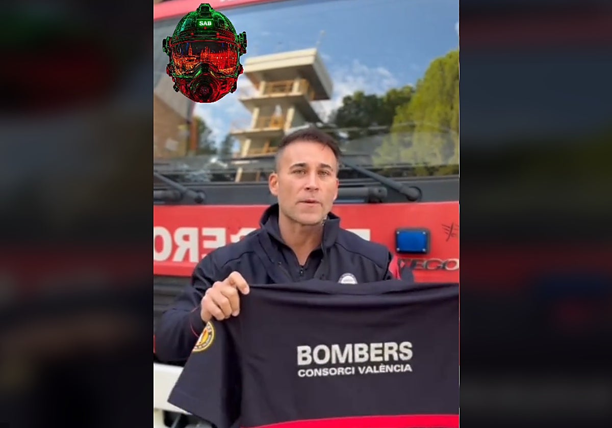 El bombero en cuestión mandando apoyo a los afectados