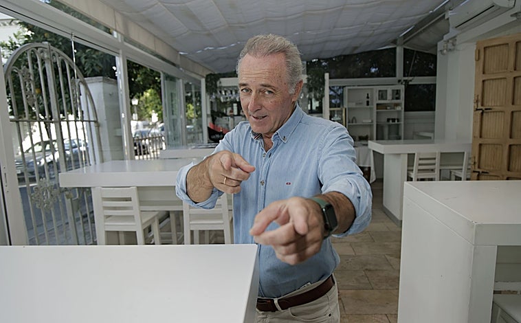 Imagen principal - En la imagen superior José Manuel Soto, abajo a la izquierda Consuelo, durante una actuación y a la derecha Paco Candela en la Puerta del Príncipe  