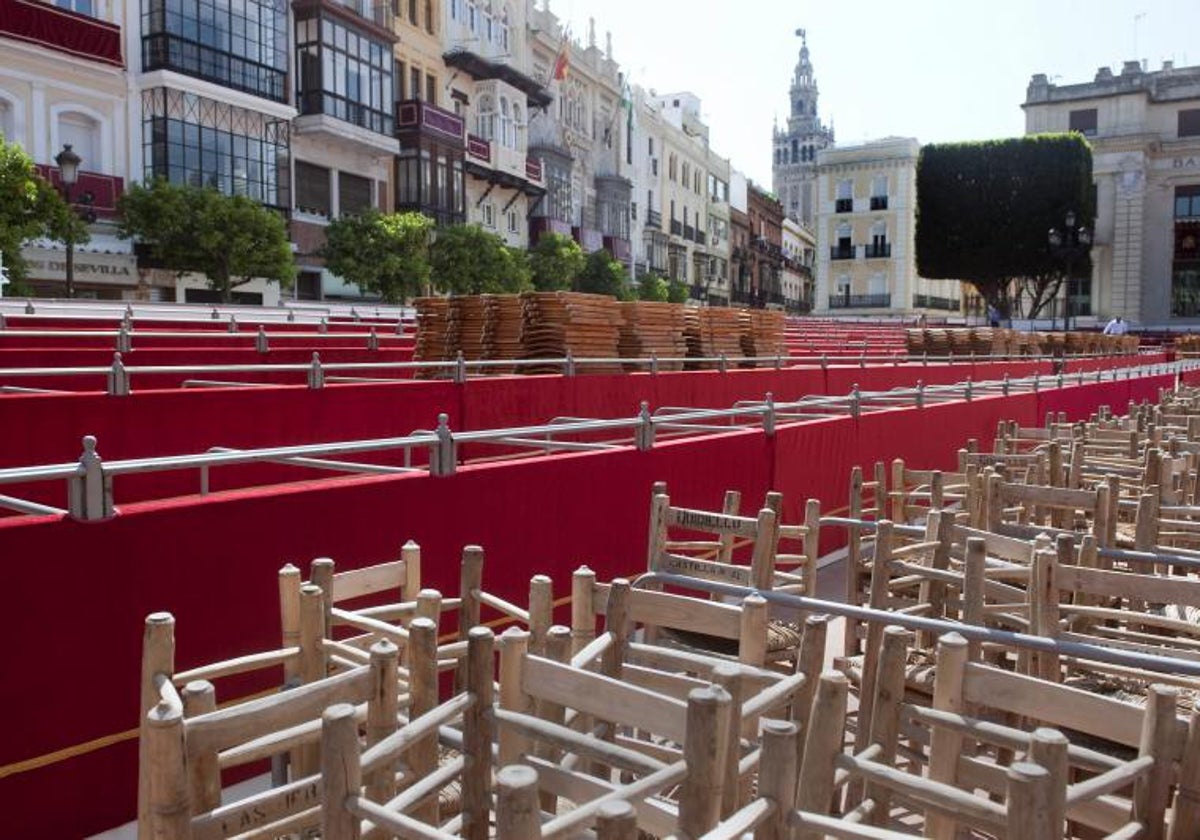 Sillas de la carrera oficial de Sevilla en la plaza de San Francisco