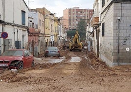 Una abuela sevillana busca a sus dos nietos en Valencia: «El agua se los arrancó a mi hijo de los brazos»