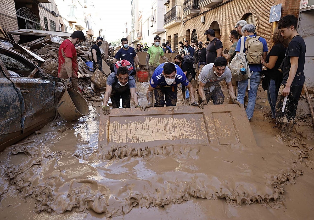 Voluntarios en una calle de Paiporta (Valencia)
