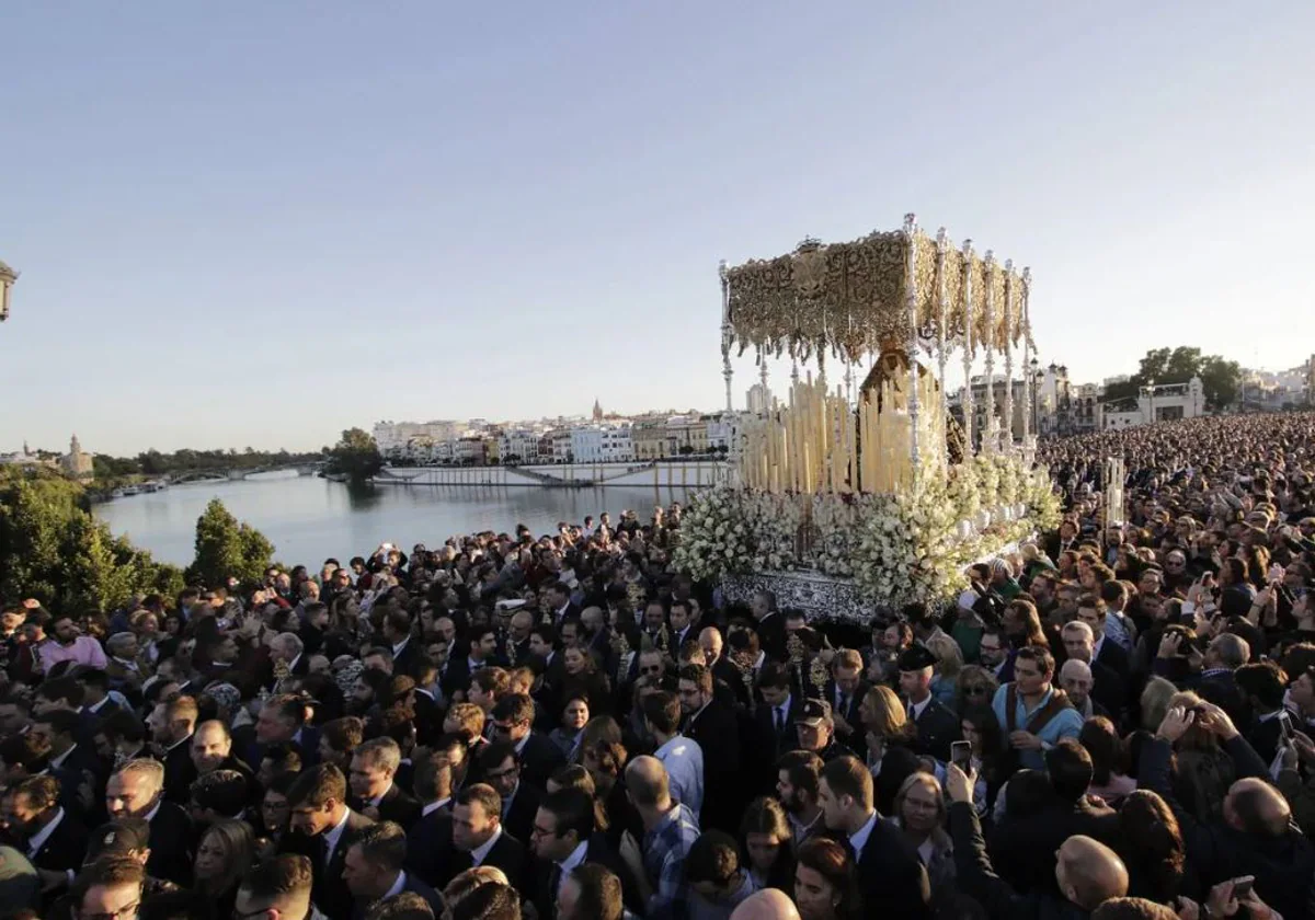 La Esperanza de Triana cruzará el puente a media tarde, tal y como ocurrió en la procesión extraordinaria de 2018