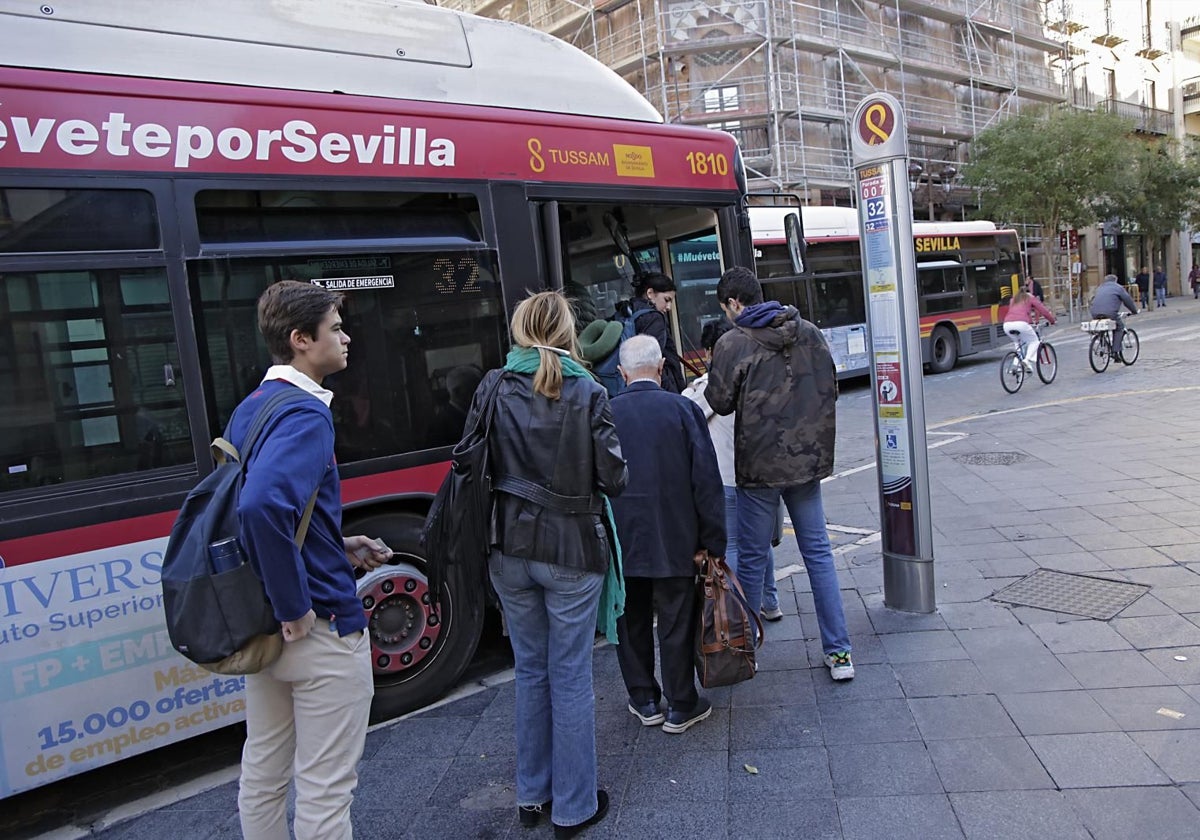 Usuarios en una parada de autobuses de Tussam