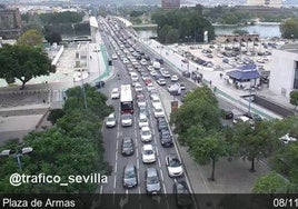 Gran atasco en las salidas y accesos a Sevilla, con intensidad en dirección  Aljarafe y Huelva