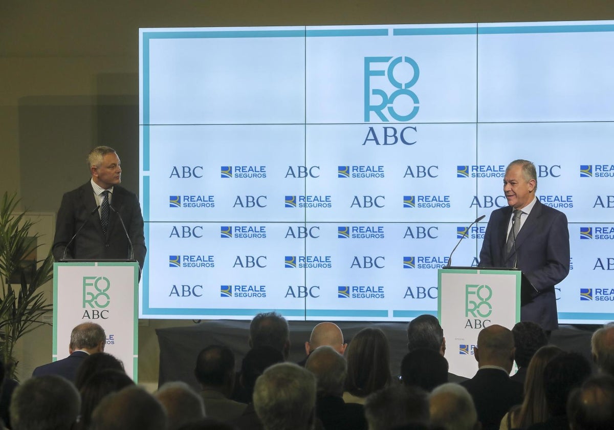 El director de ABC de Sevilla, Alberto García Reyes, y el alcalde de Sevilla, José Luis Sanz, este jueves durante el coloquio del Foro ABC