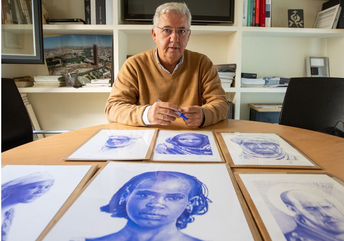 Javier Jiménez Sánchez-Dalp en su estudio junto a algunos de sus retratos hechos a bolígrafo