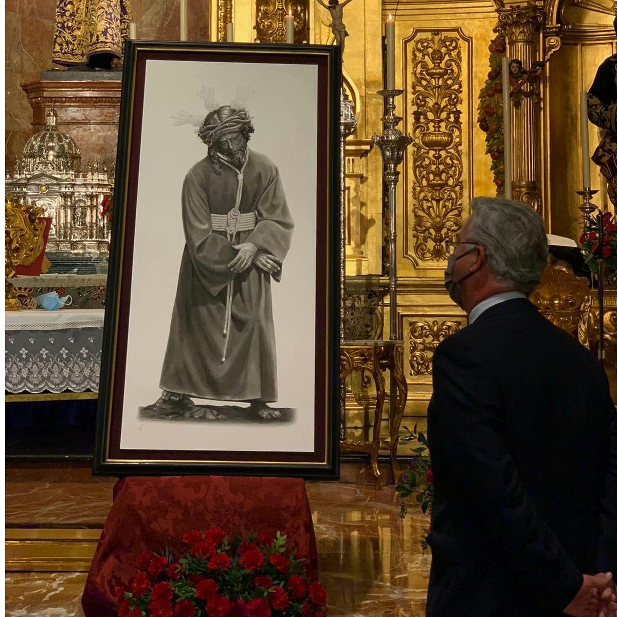 Javier Jiménez Sánchez-Dalp ante su obra, en la basílica del Gran Poder de Sevilla