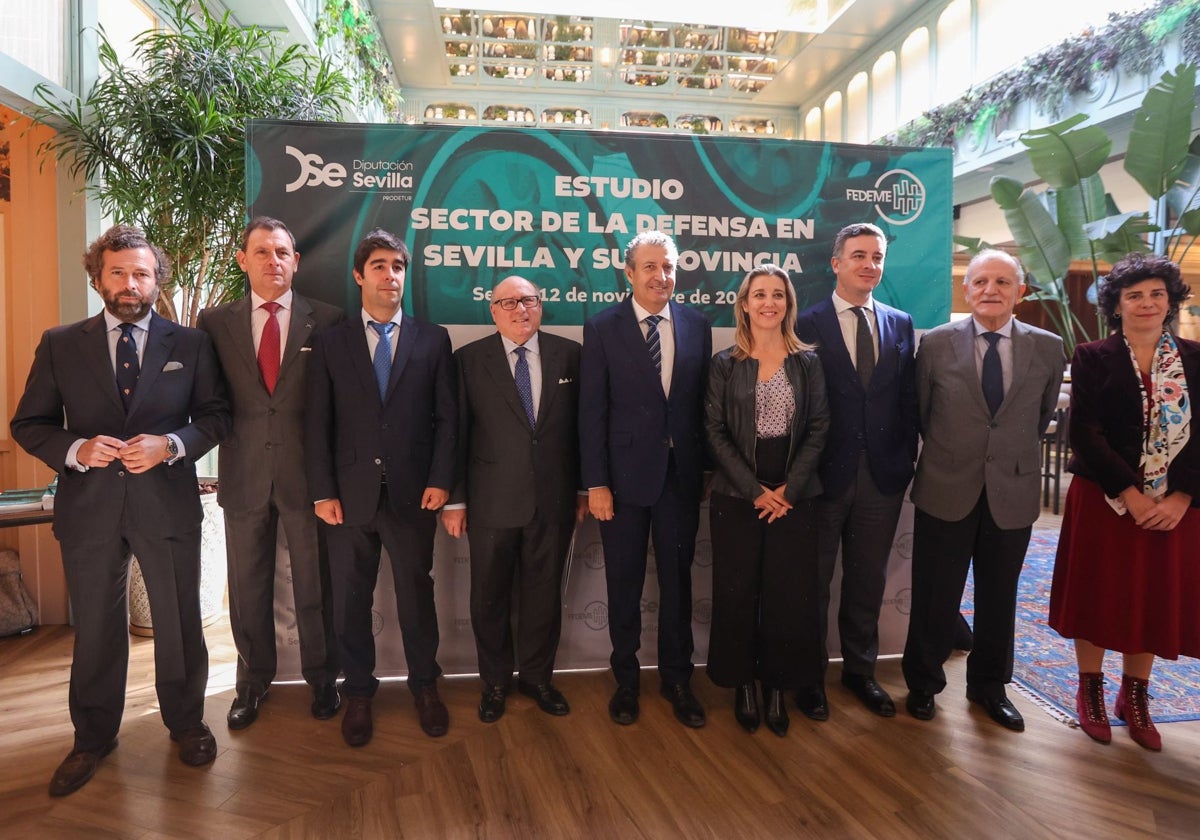 Presentación del informe sobre la industria de defensa en Sevilla, junto a algunos de los ponentes de la mesa redonda celebrada sobre el sector