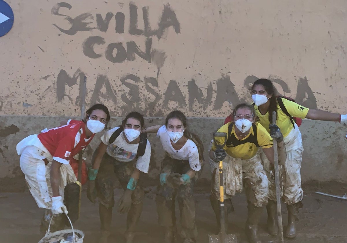 Voluntarias sevillanas en la localidad valenciana de Massanassa, una de las más afectadas por la DANA