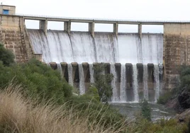 El pantano del Gergal desembalsando agua