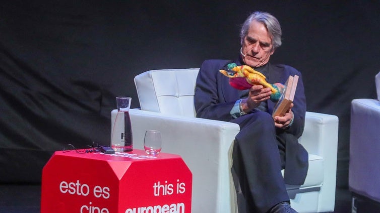 Jeremy Irons recibe el Giraldillo de Honor y aplaude la progresión del Festival de Cine de Sevilla: «El límite es el cielo»