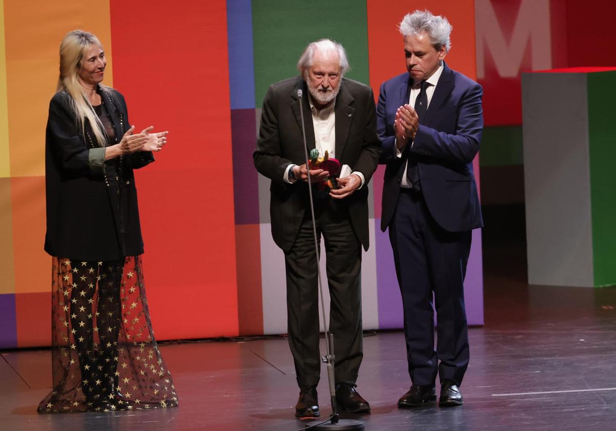 David Puttnam y Manuel Cristóbal, durante el acto de entrega del Giraldillo de Oro al productor