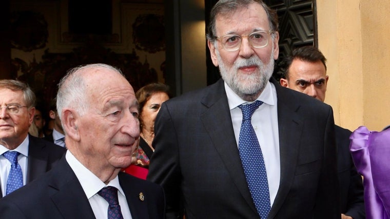 Mariano Rajoy a su salida de la iglesia junto a Gabriel Amat