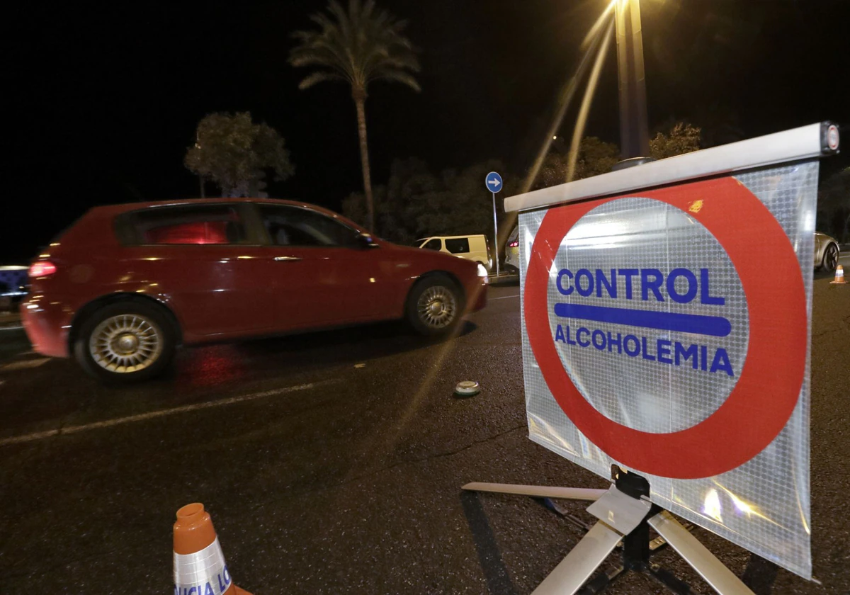 Imagen de un control de alcoholemia en la calle Torneo