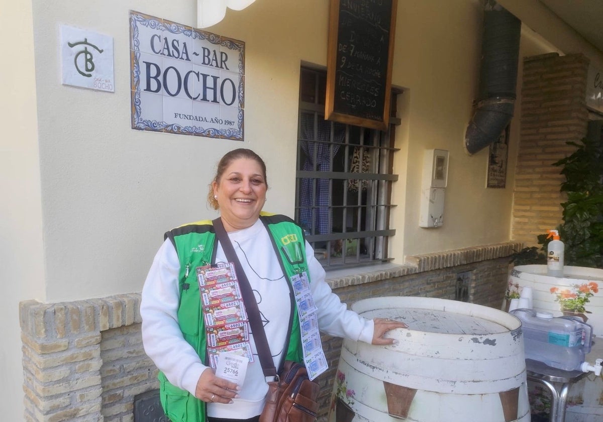 Juana Aguilera posa feliz tras haber repartido el cupón premiado