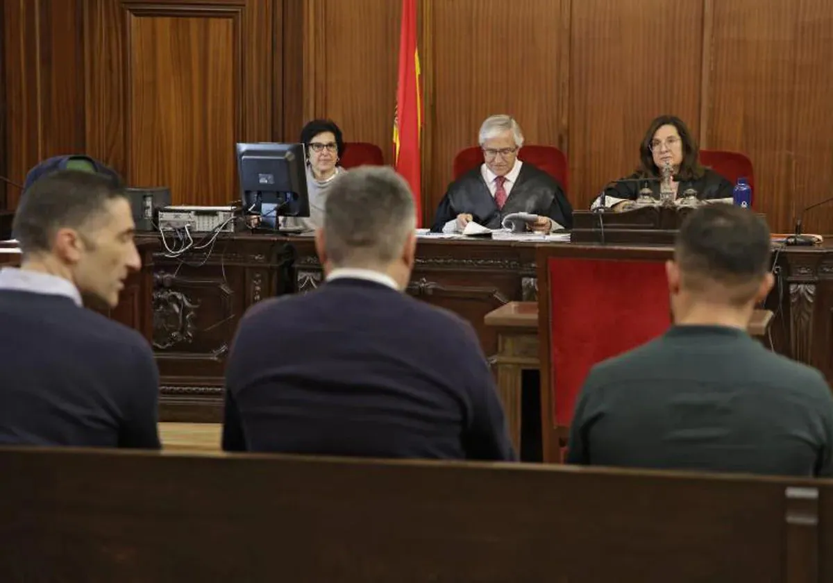 El teniente de la Guardia Civil, el primero por la izquierda de la foto, junto a los otros dos acusados en la primera sesión del juicio celebrada el pasado mes de febrero