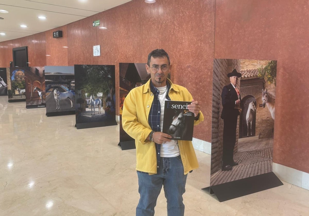 Paco Martín con su libro delante de la exposición que se exhibe en Sicab