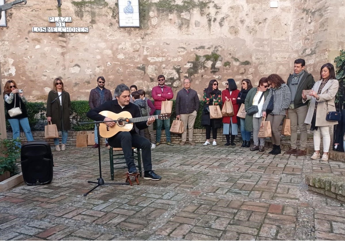 Una de las actividades organizadas es la actuación de artistas flamencos de la localidad en enclaves históricos