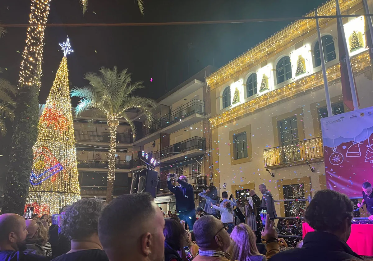 Momento del encendido navideño en Dos Hermanas, que este año se ha adelantado y cambiado de día