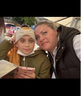 Imagen secundaria 2 - En la foto superior con sus padres en la unidad de Oncología Infantil del Virgen del Rocío. Debajo, dos imágenes tomadas durante su tratamiento