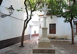 La cruz de San Lázaro regresa a la plaza de Santa Marta de Sevilla un año después de que fuera destrozada