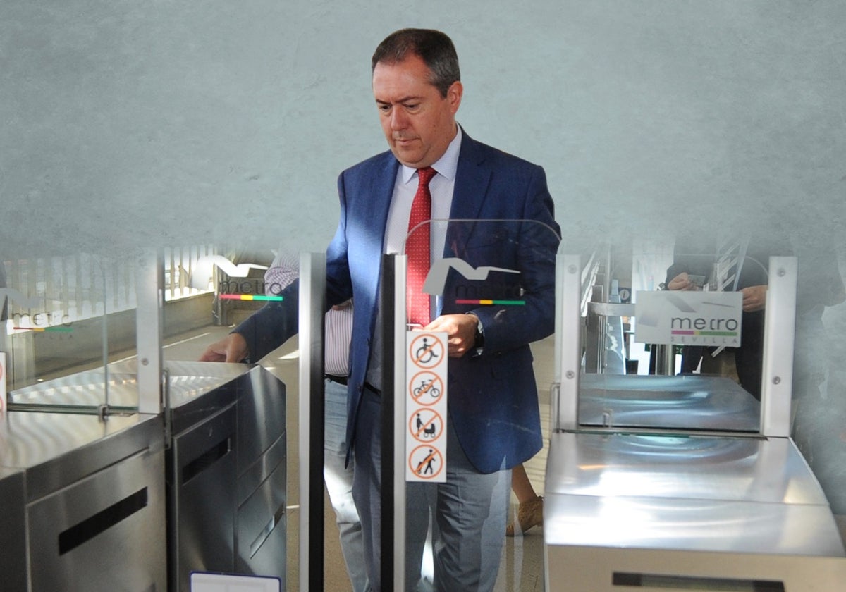 El exalcalde Juan Espadas picando para entrar en una estación del metro de Sevilla