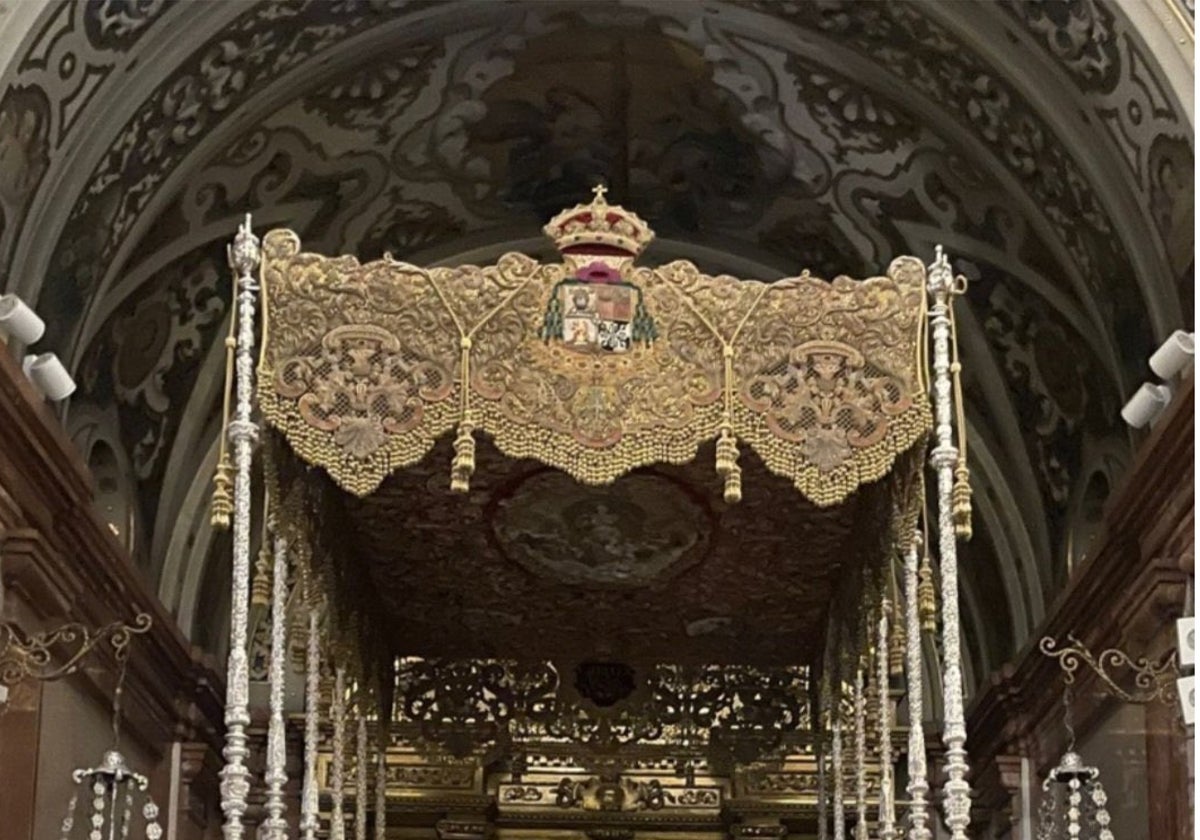 El palio de la Macarena en la basílica