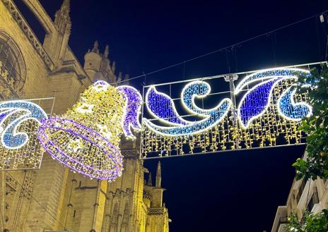 Imagen secundaria 1 - Las luces de Navidad se han puesto a prueba en la Avenida de la Constitución