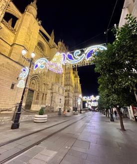 Imagen secundaria 2 - Las luces de Navidad se han puesto a prueba en la Avenida de la Constitución