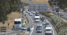 Un camión pierde la carga y provoca importantes atascos en la entrada a Sevilla por la A-92