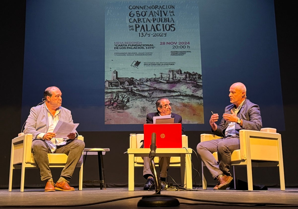 Julio Mayo, Manuel Sollo y Fernando Bejines, durante el acto celebrado en el teatro municipal