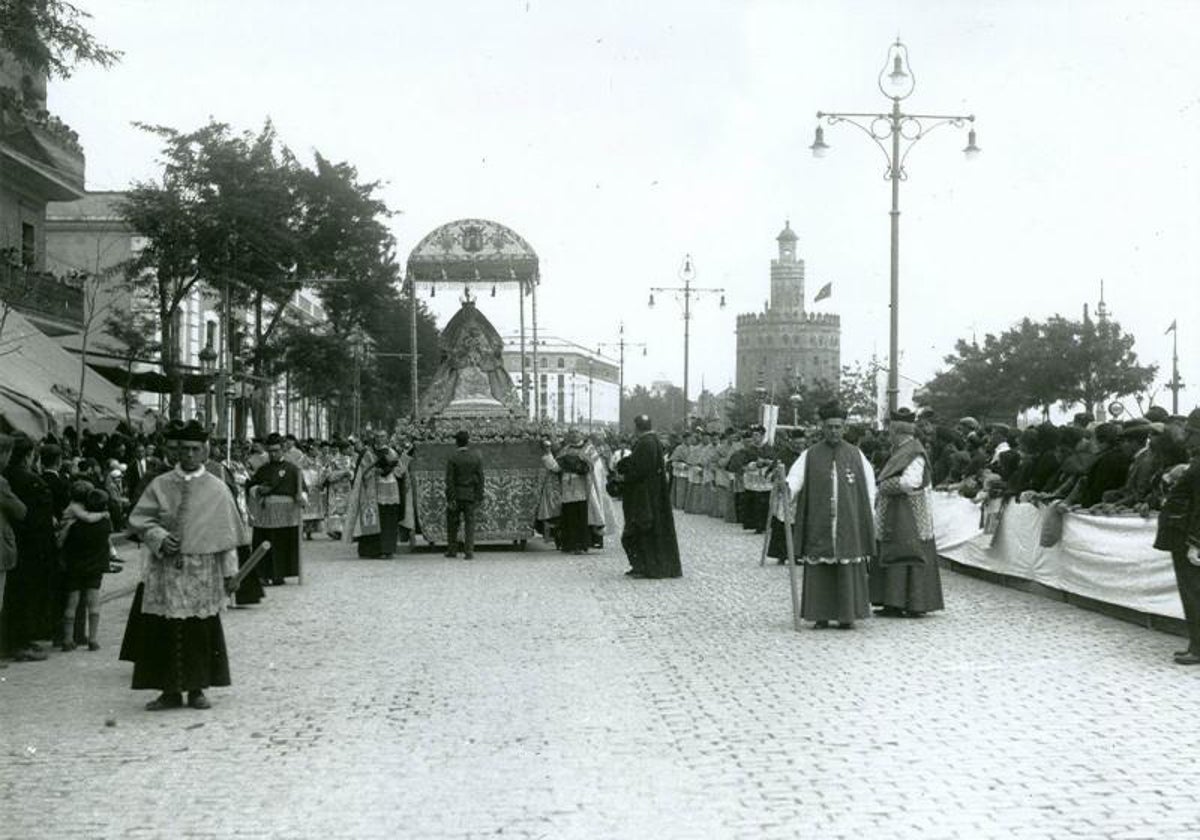 La Virgen de los Reyes por el Paseo de Colón en 1929