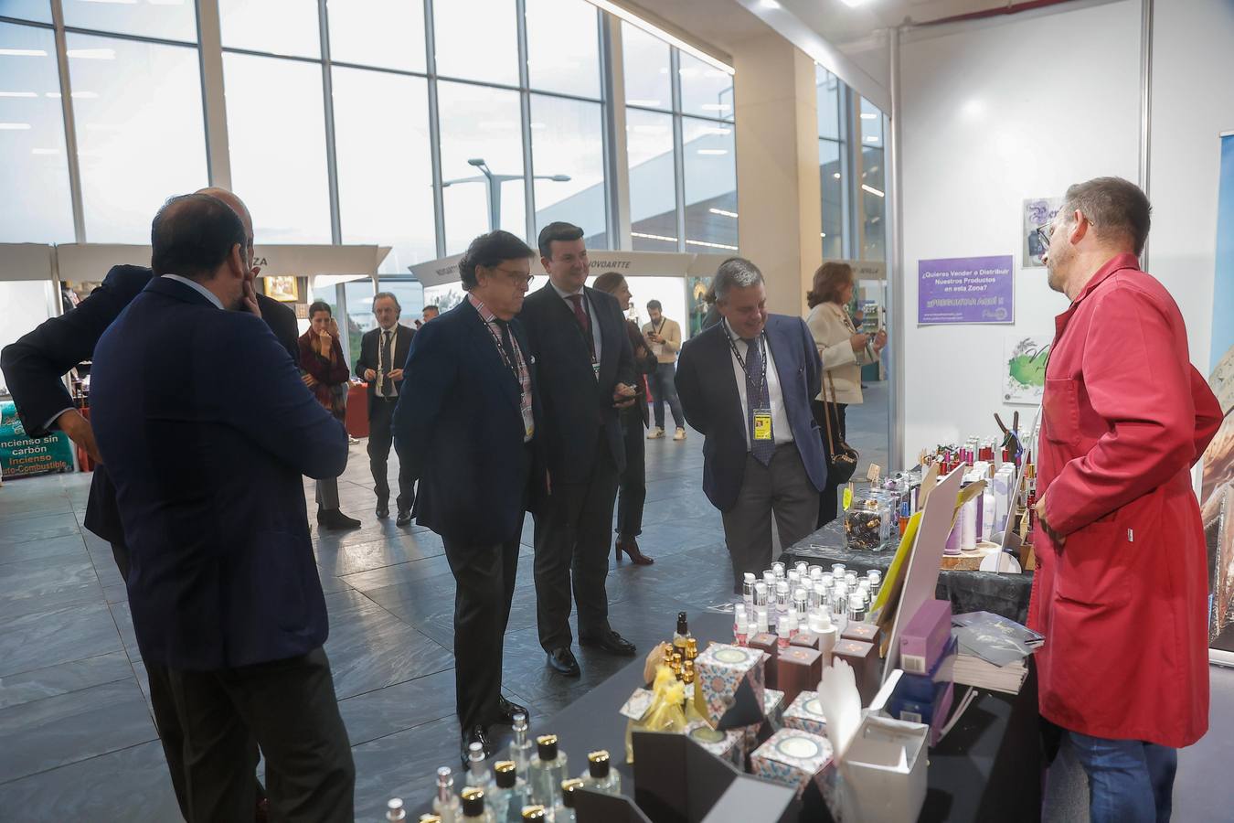 Inauguración de la feria 'Marco' y los distintos stands temáticos relacionados con la música, la artesanía y el comercio cofrade