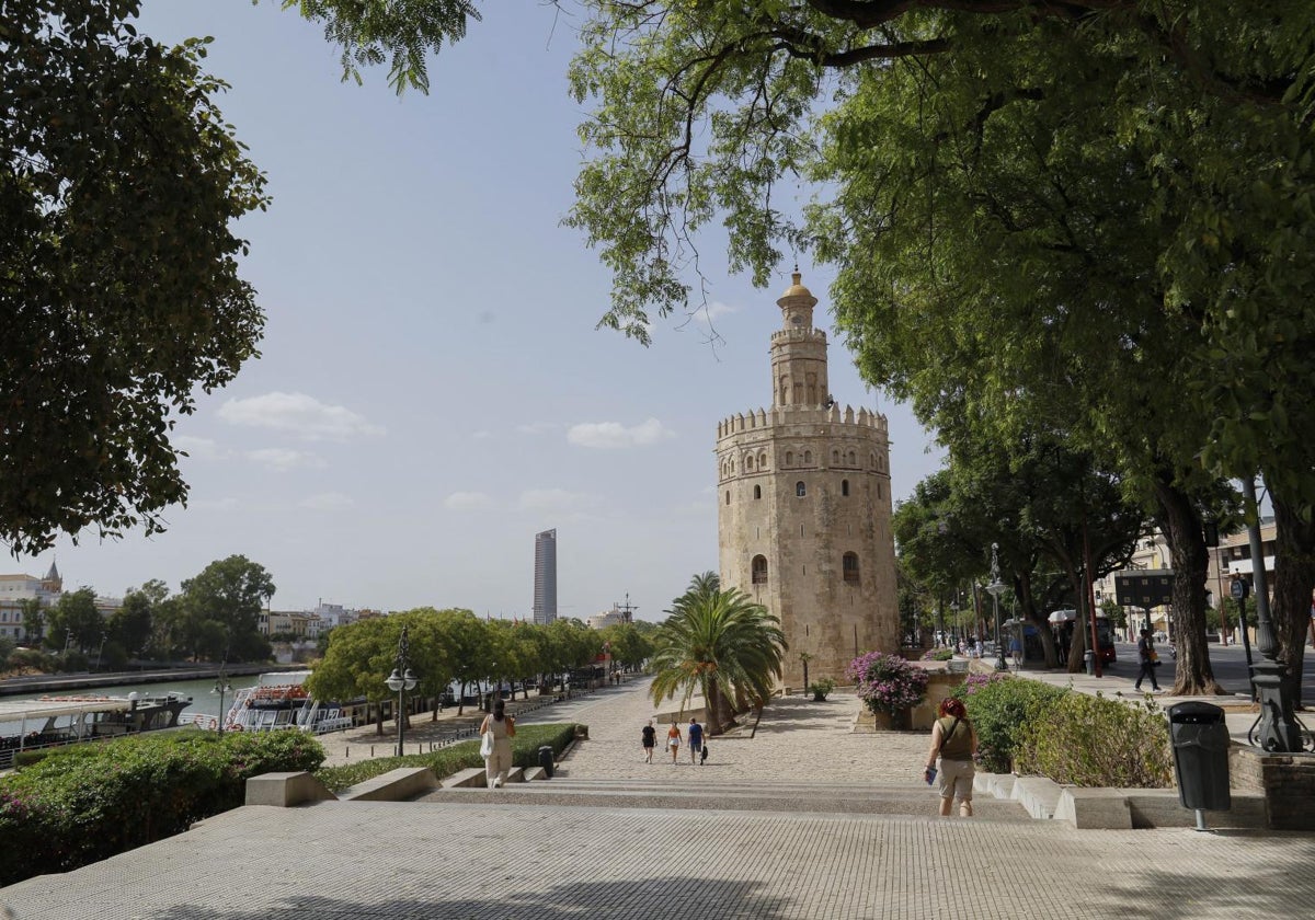 Vista del Paseo Colón, la Torre del Oro y el río Guadalquvir