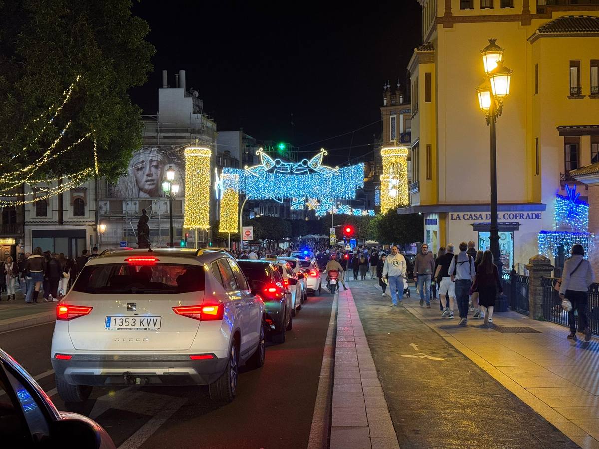 Las luces de Navidad llegaron a las calles de Sevilla y el espectaculo congregó a numeroso público