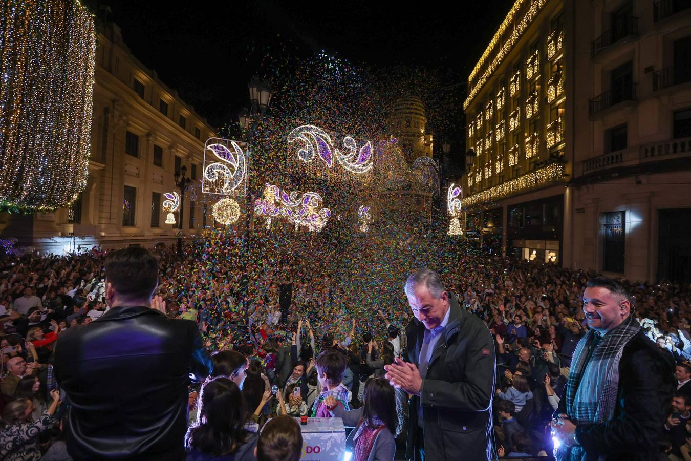 Las luces de Navidad llegaron a las calles de Sevilla y el espectaculo congregó a numeroso público