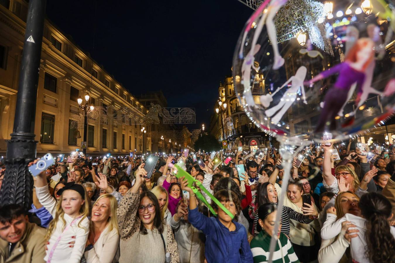 Las luces de Navidad llegaron a las calles de Sevilla y el espectaculo congregó a numeroso público