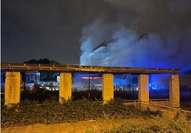 Los bomberos logran controlar el fuego en el Auditorio Rocío Jurado de Sevilla