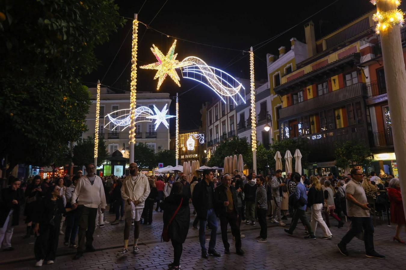 Las luces de Navidad llegaron a las calles de Sevilla y el espectaculo congregó a numeroso público