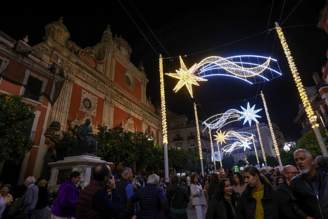 Las luces de Navidad llegaron a las calles de Sevilla y el espectaculo congregó a numeroso público